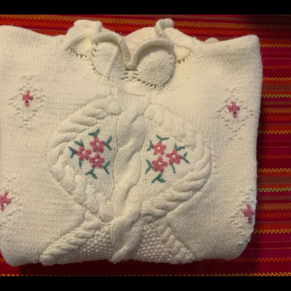 Women’s Sweater in Great condition and design.